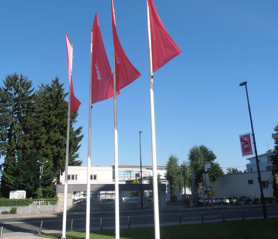 Flagge des Unternehmens, slowenische Flagge und die Flagge der EU